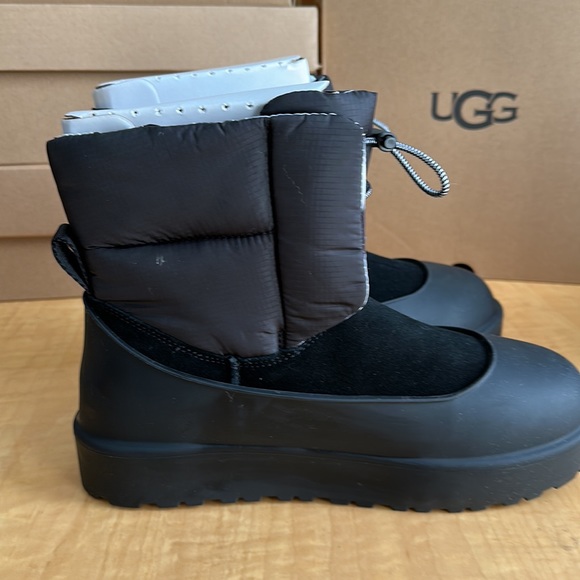 Ugg Women’s Classic Maxi Toggle Boot - Picture 3 of 10